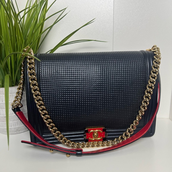 CHANEL
Lambskin Embossed Large Boy Cube
Flap Navy Blue - Picture 4 of 13